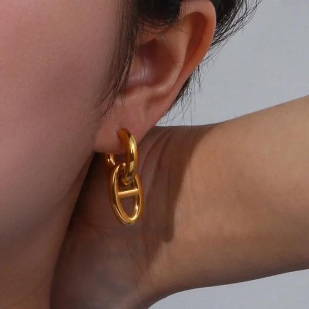 NEW GORGEOUS 18K GOLD HOOP EARRINGS, NICE EARRINGS, CUTE EARRINGS.